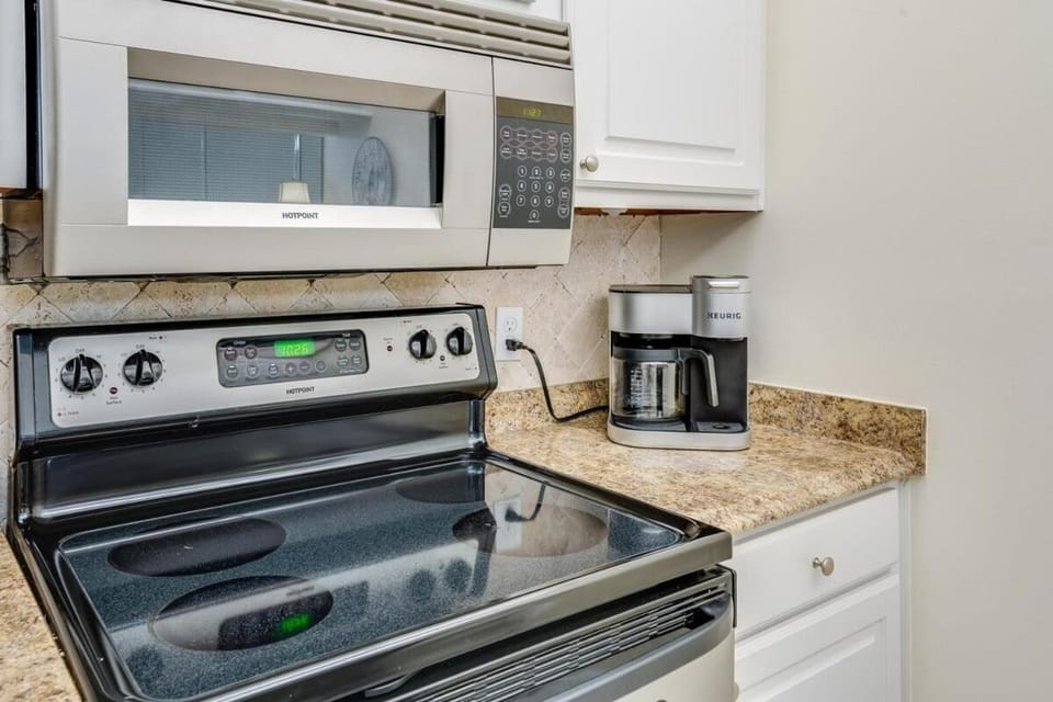 Coffee/tea facilities, Kitchen or kitchenette, stove