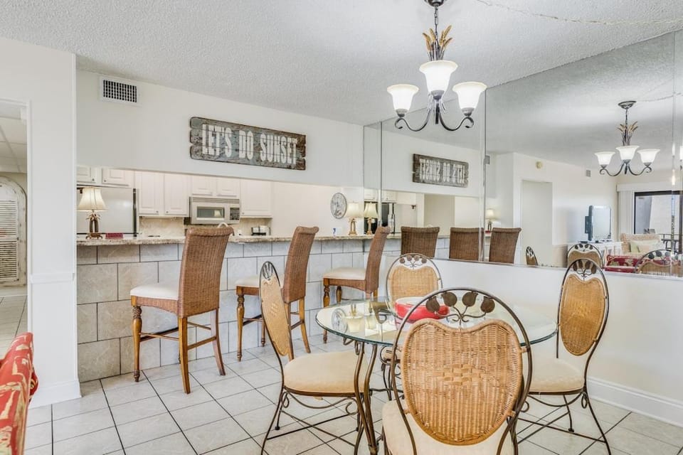 Kitchen or kitchenette, Living room, Seating area, Dining area, minibar, stove