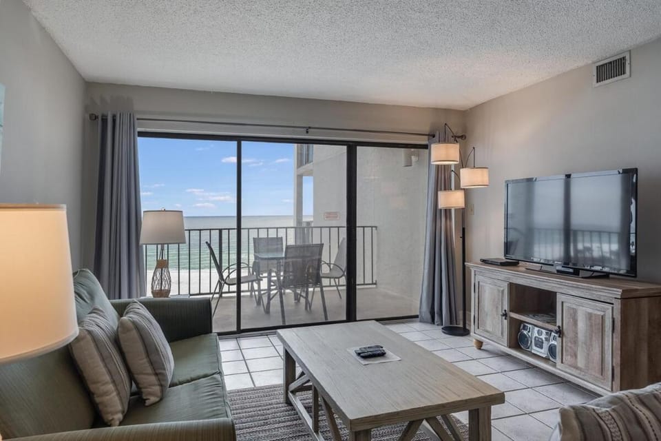 Communal lounge/ TV room, TV and multimedia, View (from property/room), Balcony/Terrace, Living room, Seating area, Evening entertainment