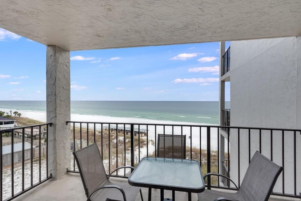 Patio, Day, Natural landscape, View (from property/room), Balcony/Terrace, Living room, Seating area, Dining area, Beach, Sea view