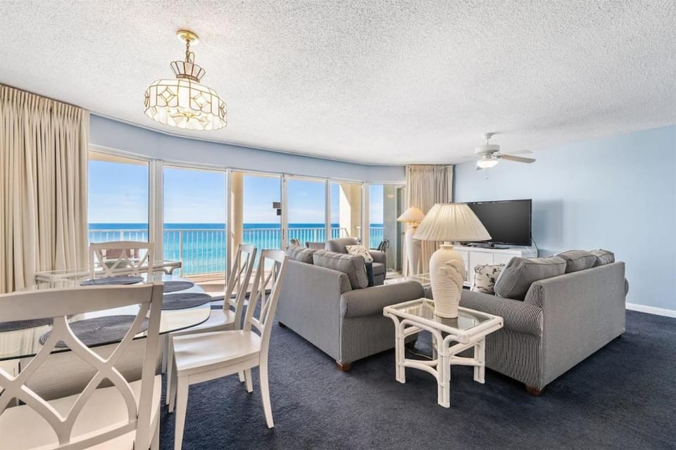 Communal lounge/ TV room, Living room, Seating area, Dining area, Beach, Sea view