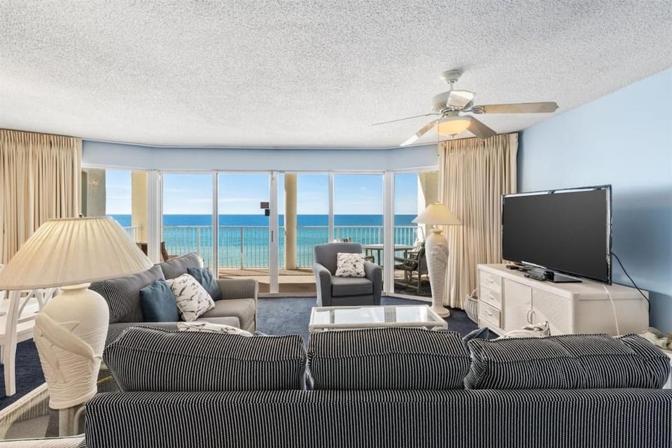 Communal lounge/ TV room, Living room, Photo of the whole room, Seating area, Sea view