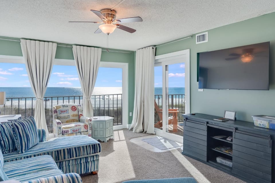 Communal lounge/ TV room, Natural landscape, View (from property/room), Balcony/Terrace, Living room, Seating area, Sea view