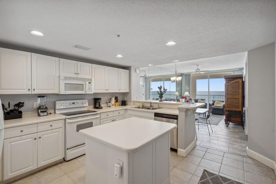 Kitchen or kitchenette, Dining area, dishwasher, minibar, oven, stove, toaster