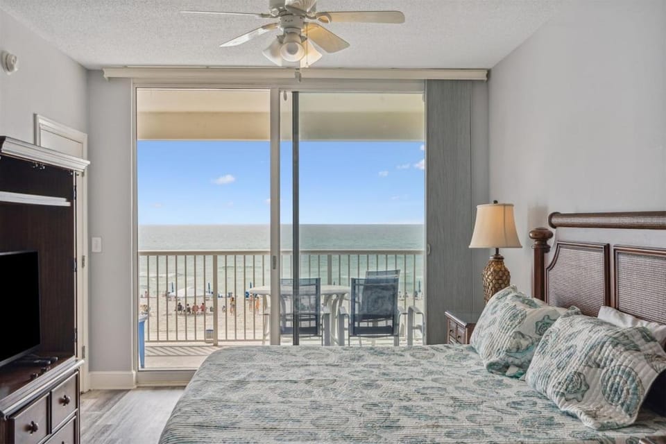 Bed, TV and multimedia, View (from property/room), Balcony/Terrace, Photo of the whole room, Bedroom, Sea view