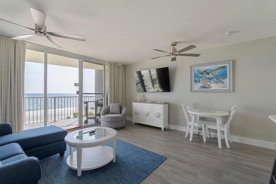 Communal lounge/ TV room, Living room, Seating area, Dining area, Sea view