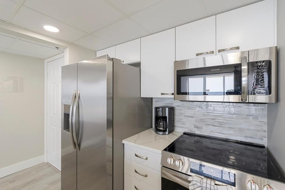Kitchen or kitchenette, dishwasher, minibar, oven, stove