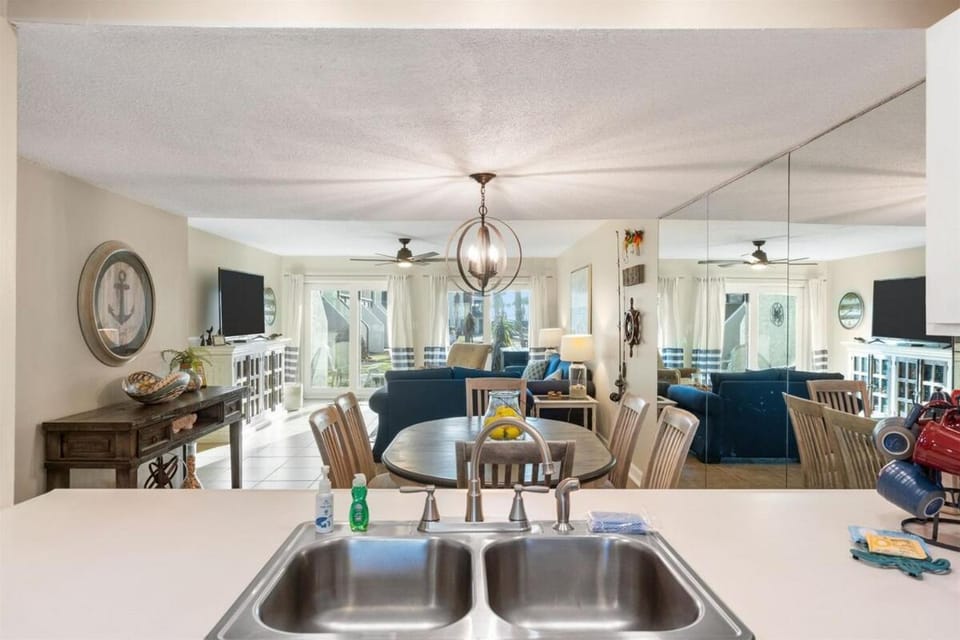 TV and multimedia, Kitchen or kitchenette, Living room, Seating area, Dining area