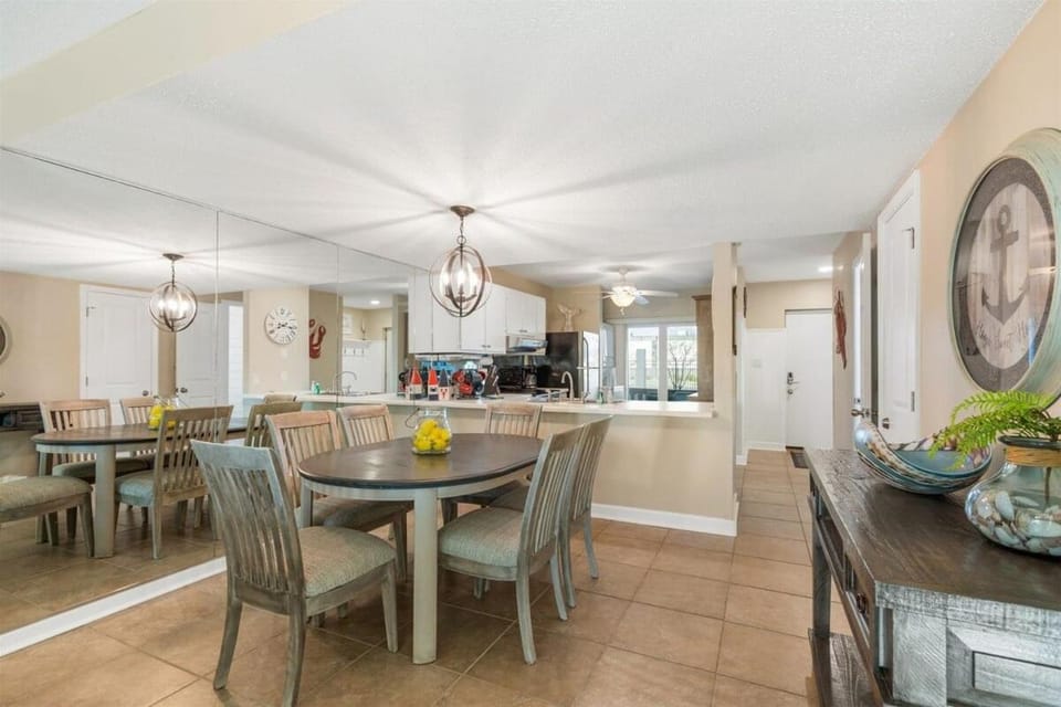 Kitchen or kitchenette, Seating area, Dining area