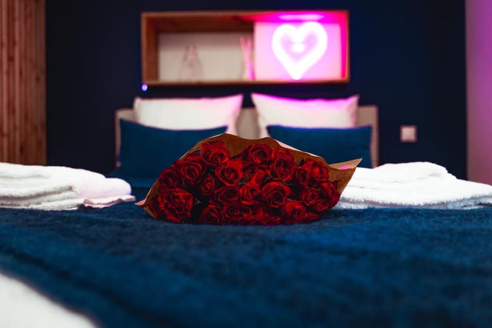 Bed, Photo of the whole room, Bedroom, towels