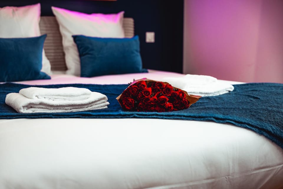 Bed, Photo of the whole room, Bedroom, towels