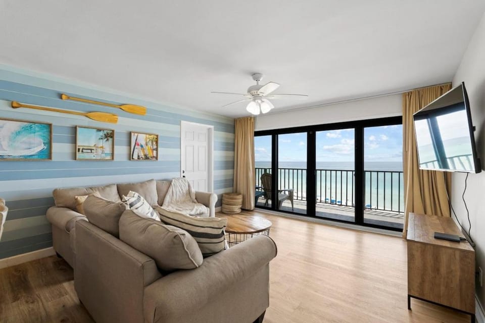 Communal lounge/ TV room, View (from property/room), Balcony/Terrace, Living room, Seating area, Sea view