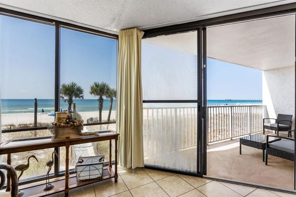 Patio, Day, Natural landscape, View (from property/room), Balcony/Terrace, Living room, Seating area, Beach, Sea view