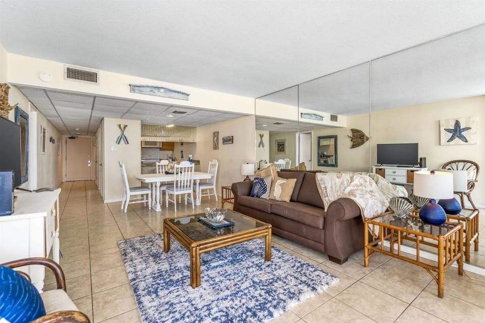 Communal lounge/ TV room, Kitchen or kitchenette, Living room, Seating area, Dining area