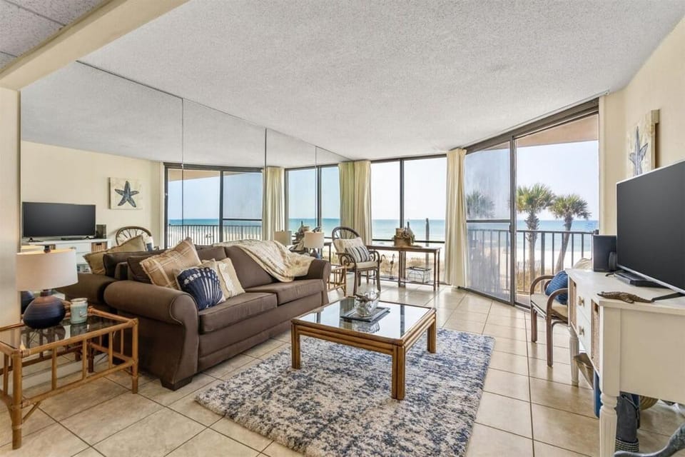 Communal lounge/ TV room, View (from property/room), Balcony/Terrace, Living room, Seating area, Sea view
