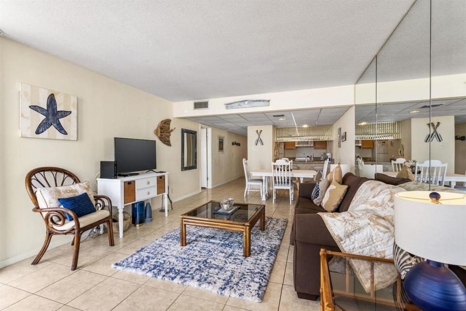 Communal lounge/ TV room, Living room, Seating area, Dining area