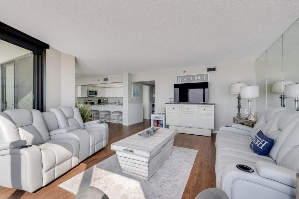 Kitchen or kitchenette, Living room, Seating area, Dining area, minibar, oven, stove, air conditioner