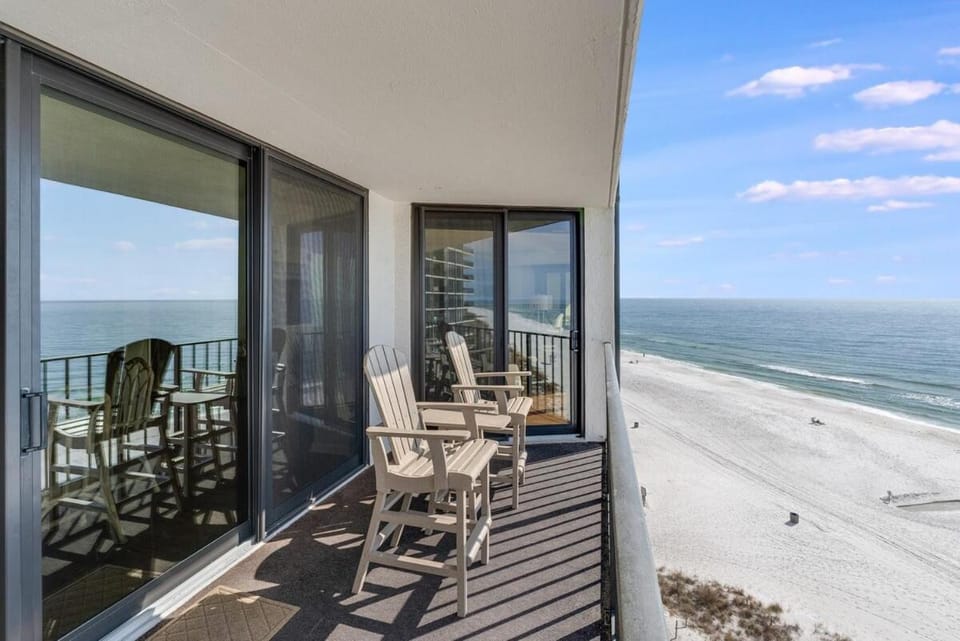 Day, View (from property/room), Balcony/Terrace, Seating area, Dining area, Beach, Sea view, sunbed