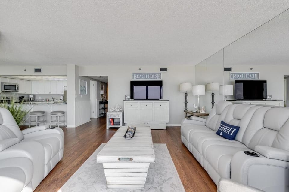 Communal lounge/ TV room, Living room, Seating area
