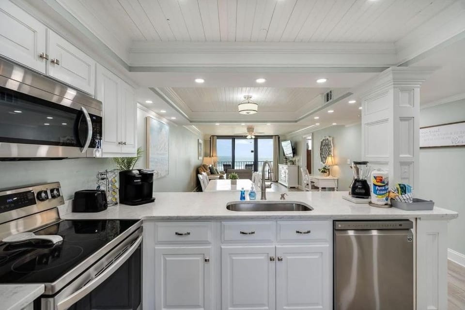 Kitchen or kitchenette, dishwasher, minibar, oven, stove, toaster