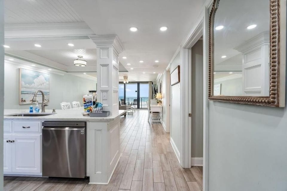 Facade/entrance, Kitchen or kitchenette, dishwasher, oven