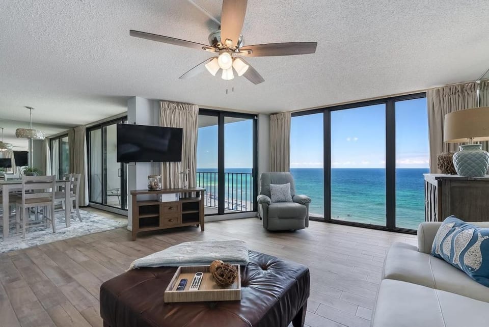 Communal lounge/ TV room, Living room, Seating area, Dining area, Beach, Sea view