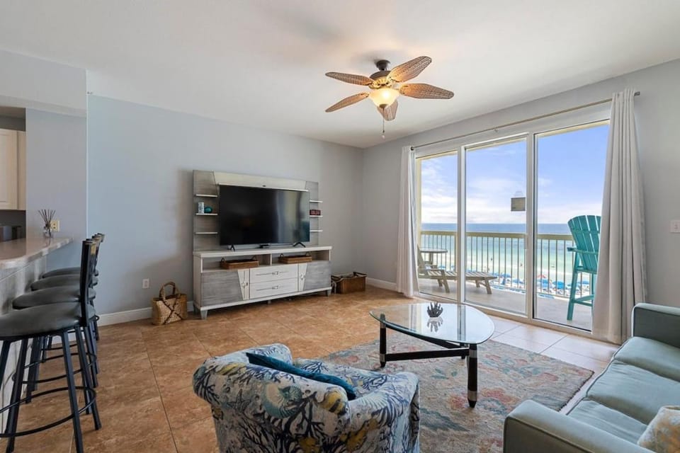 Communal lounge/ TV room, TV and multimedia, View (from property/room), Balcony/Terrace, Living room, Seating area, Dining area, Evening entertainment, Sea view