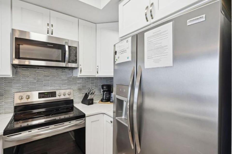 Kitchen or kitchenette, dishwasher, minibar, oven, stove, toaster