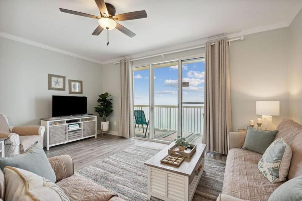 Communal lounge/ TV room, Living room, Photo of the whole room, Seating area, Sea view