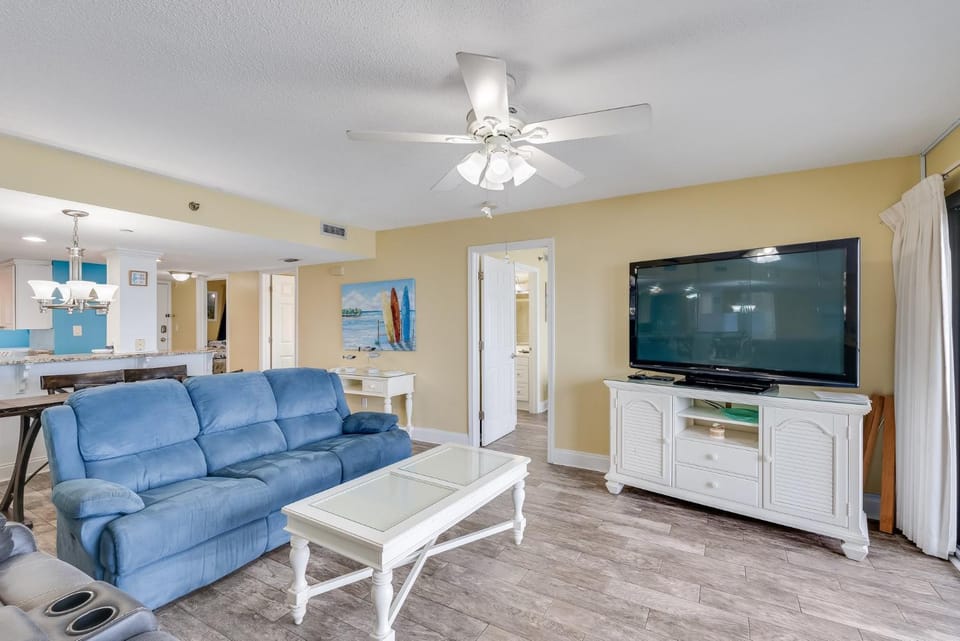 Communal lounge/ TV room, TV and multimedia, Living room, Seating area, Evening entertainment