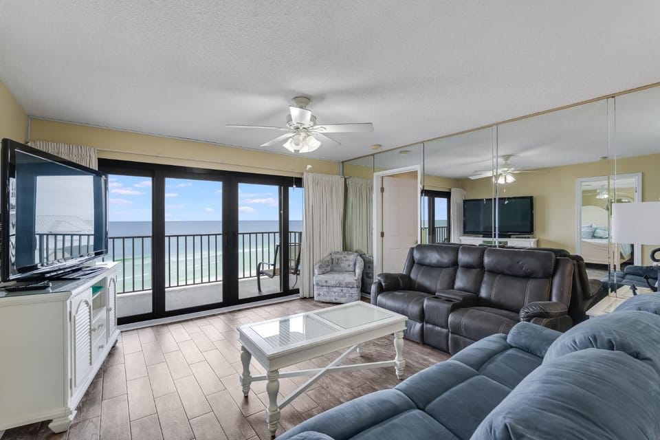 Communal lounge/ TV room, TV and multimedia, Living room, Seating area, Evening entertainment