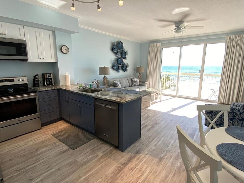 Kitchen or kitchenette, Dining area, minibar, stove
