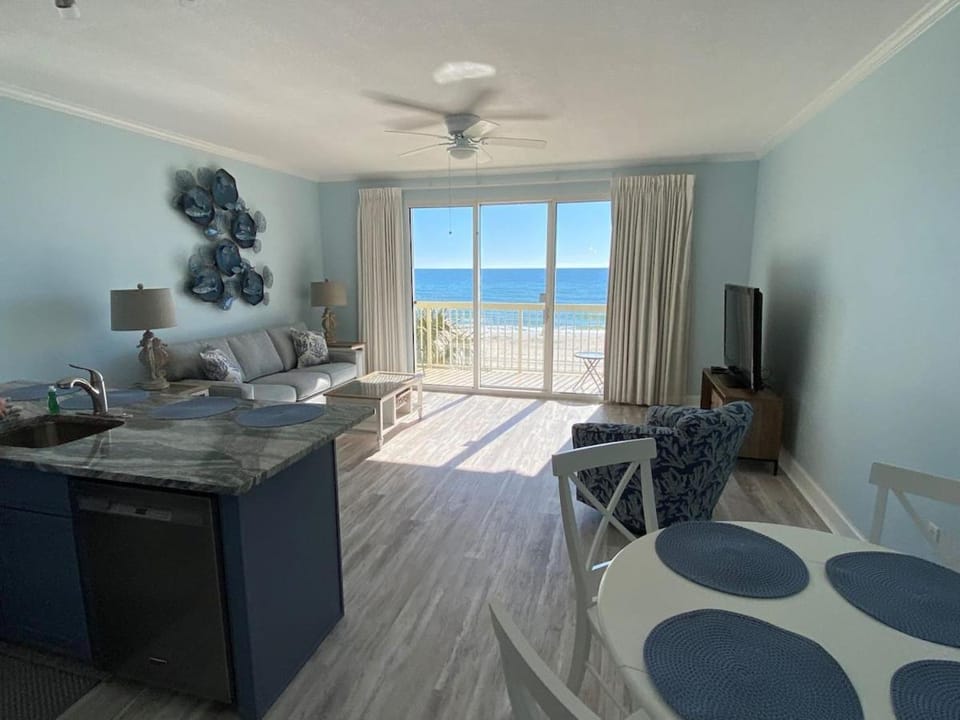 Communal lounge/ TV room, Bed, Natural landscape, Living room, Photo of the whole room, Seating area, Dining area, Beach, Sea view