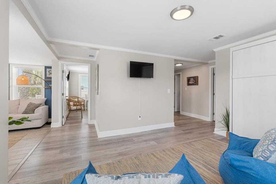 Communal lounge/ TV room, Bed, Living room, Photo of the whole room, Seating area