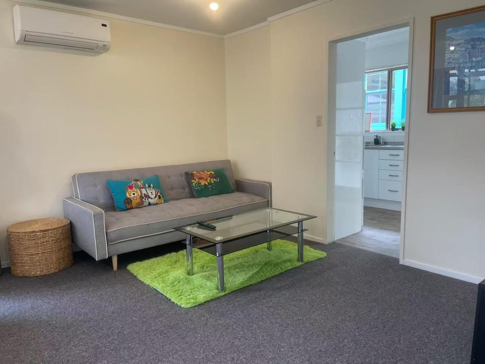 TV and multimedia, Kitchen or kitchenette, Living room, Seating area, air conditioner
