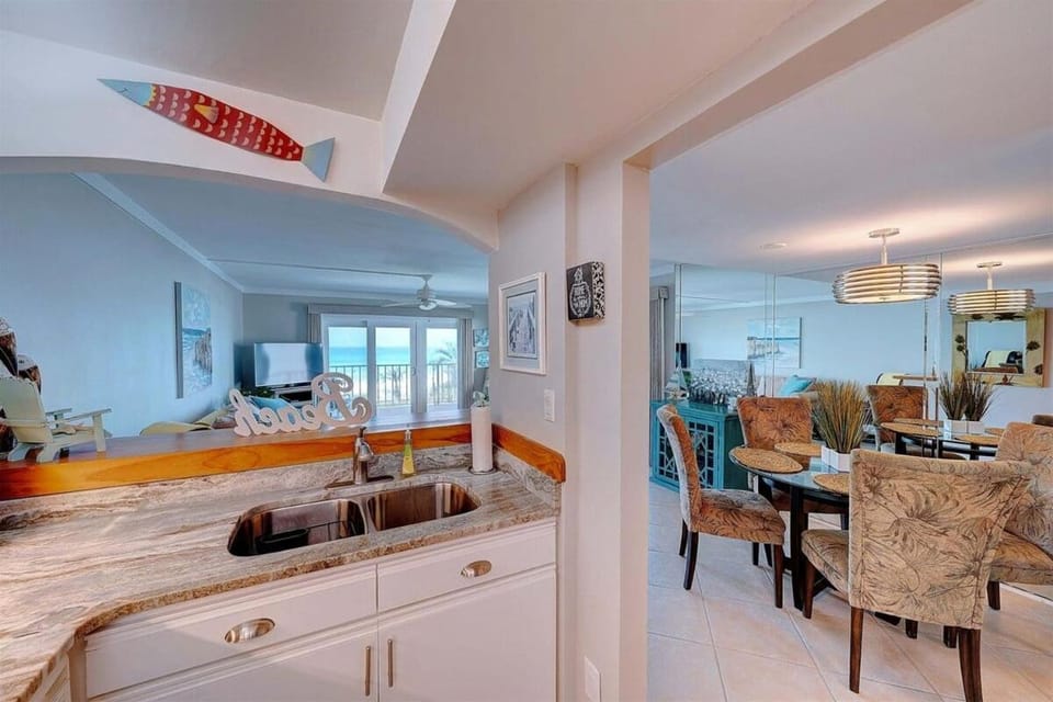 TV and multimedia, Kitchen or kitchenette, Living room, Seating area, Dining area, minibar