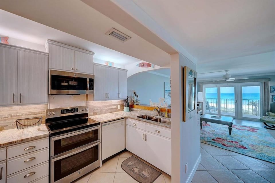 Kitchen or kitchenette, Dining area, dishwasher, minibar, stove