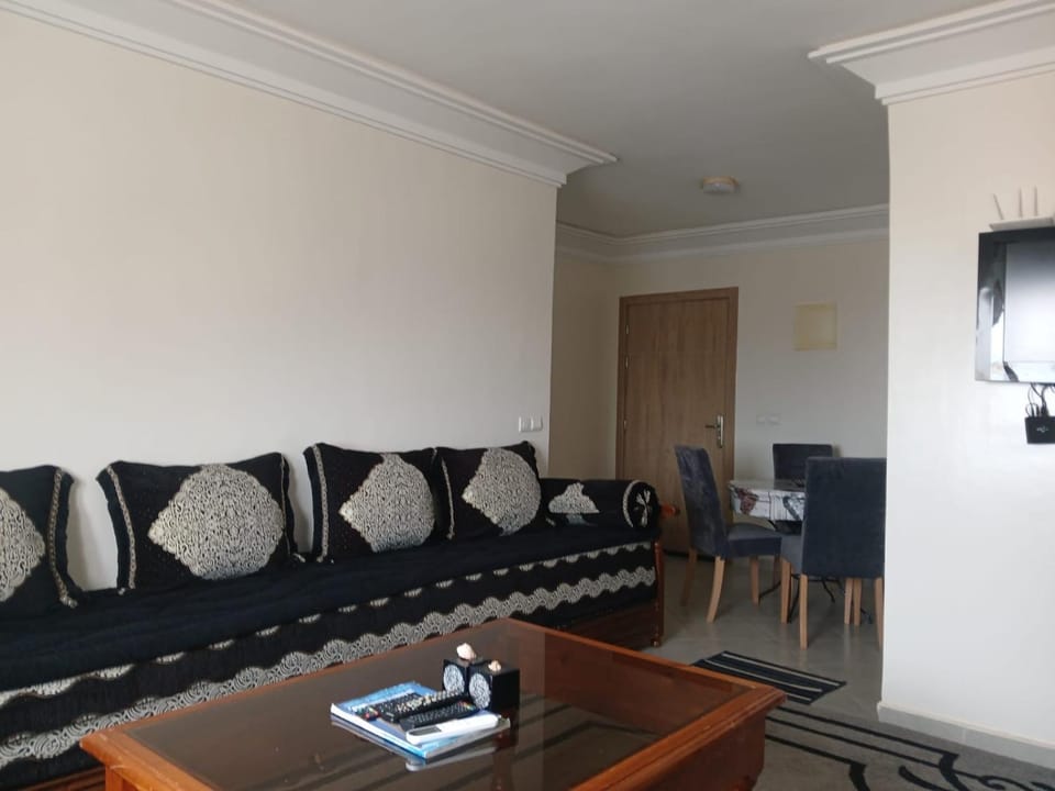 Superbe Appartement vue panoramique sur mer Avec Climatisation ! Idéal pour Familles ! à 5 minutes à Pied de la Plage ! à environ 6 minutes en voiture du Centre d'Agadir et à 10 minutes en voiture de Taghazout ! Apartment in Agadir