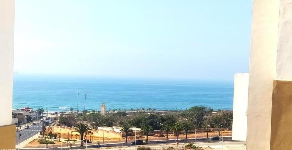 Superbe Appartement vue panoramique sur mer Avec Climatisation ! Idéal pour Familles ! à 5 minutes à Pied de la Plage ! à environ 6 minutes en voiture du Centre d'Agadir et à 10 minutes en voiture de Taghazout ! Apartment in Agadir