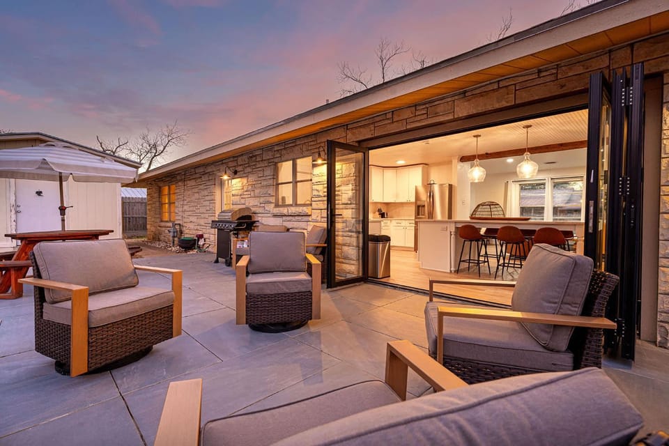 The Pear - Fire Pit & Close to Main St House in Fredericksburg