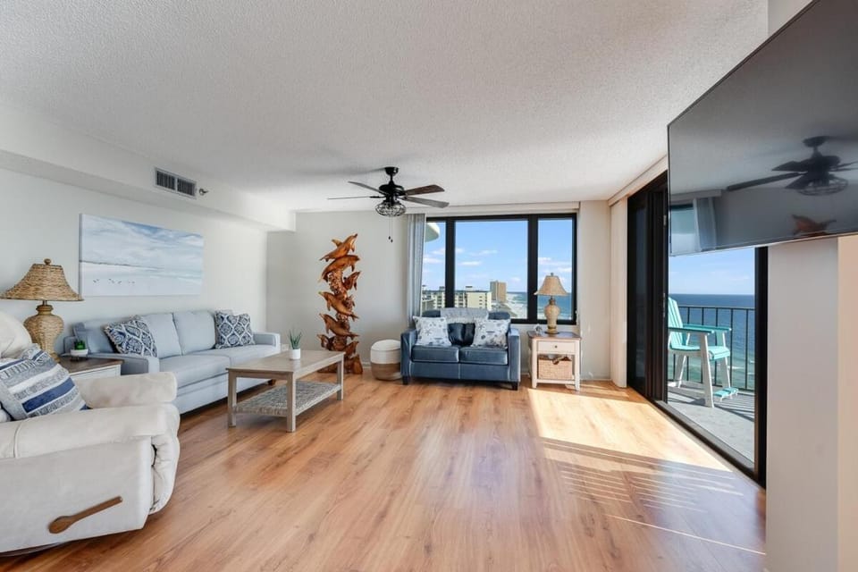 Communal lounge/ TV room, View (from property/room), Balcony/Terrace, Living room, Seating area, Sea view