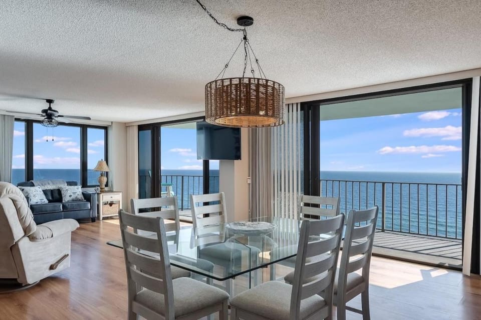 Communal lounge/ TV room, View (from property/room), Balcony/Terrace, Living room, Seating area, Dining area, Sea view