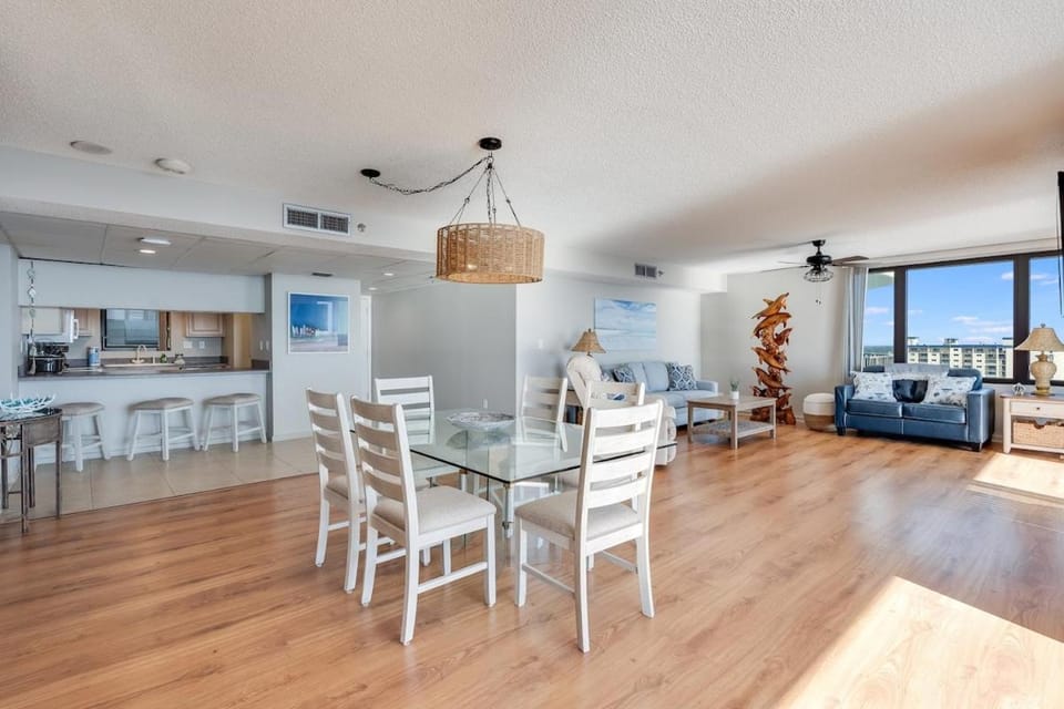 Kitchen or kitchenette, Living room, Seating area, Dining area, minibar