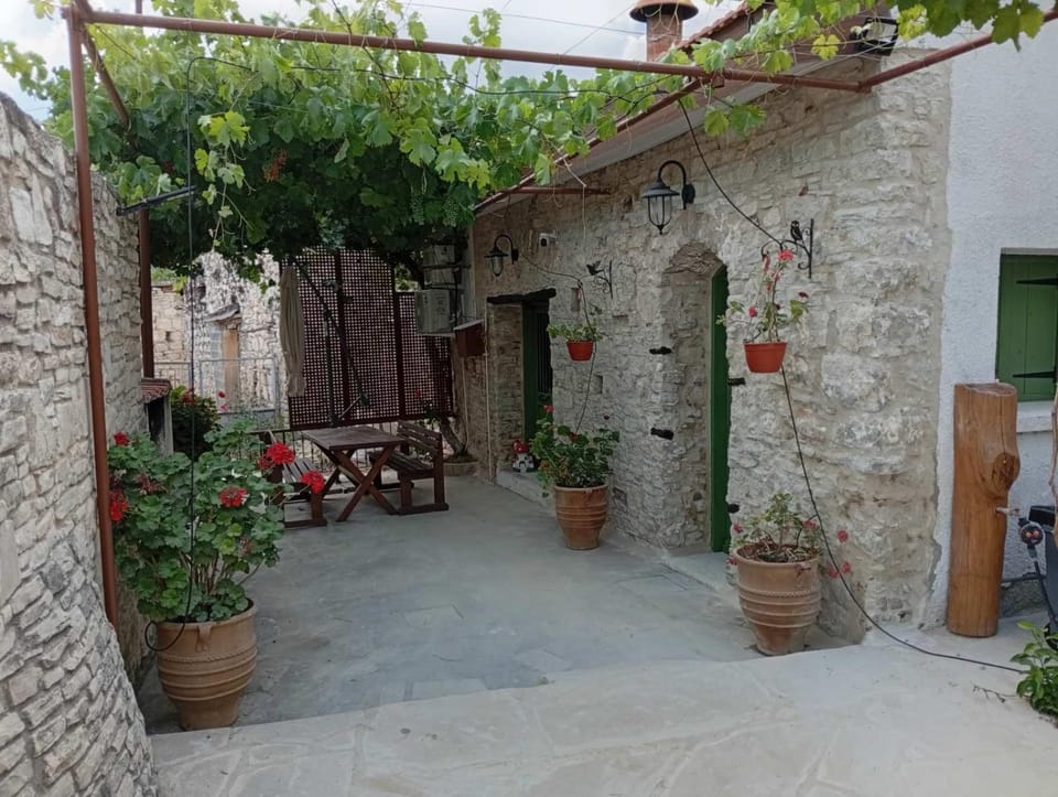 En Sylikion cottage House in Limassol District