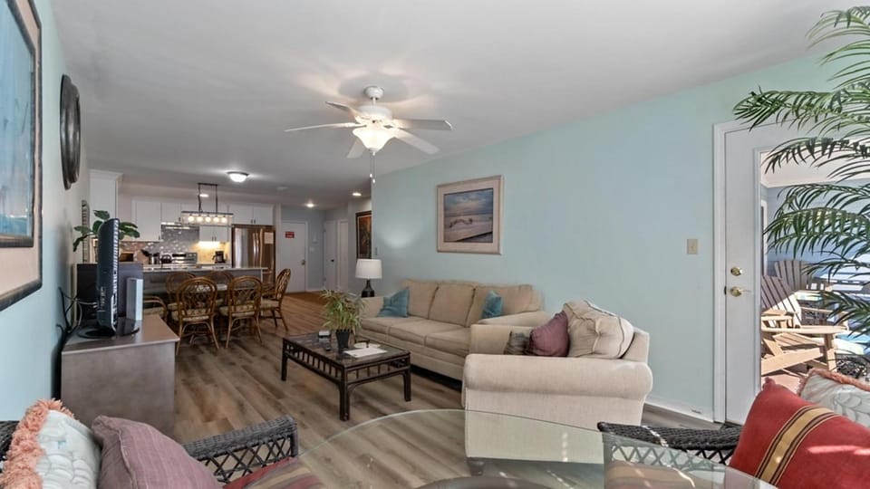 TV and multimedia, Kitchen or kitchenette, Living room, Seating area, Dining area, furniture
