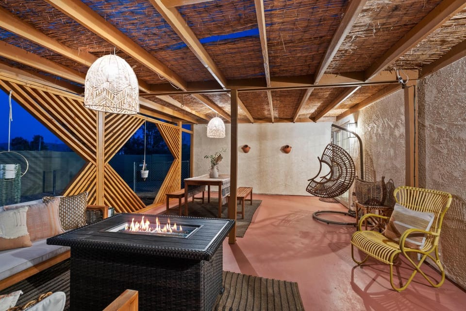 Pool Hot Tub Fenced Yard Firepit BBQ House in Southern California