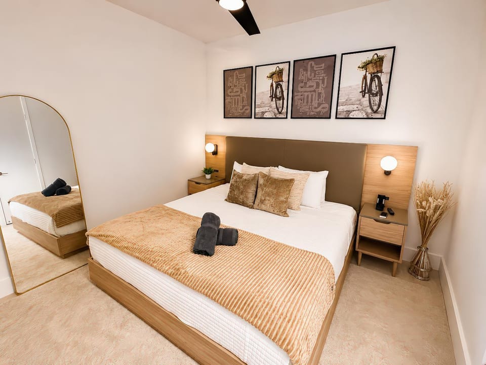 Bed, Photo of the whole room, Bedroom, towels