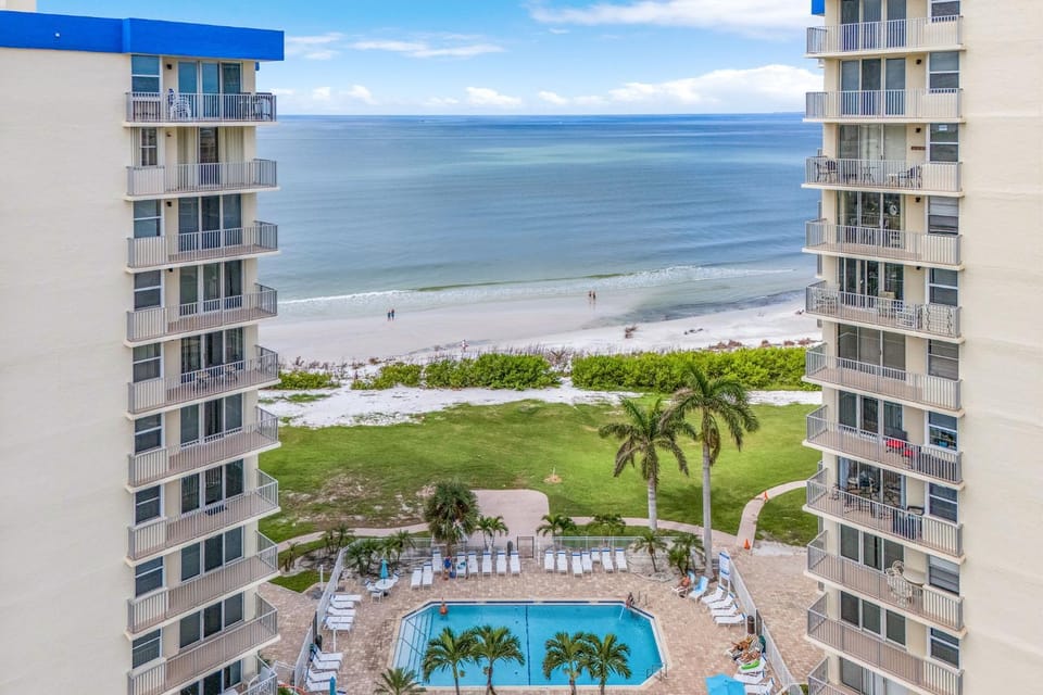 Ocean View, Steps to the Beach - Welcome to Seventh Heaven- roelens House in Estero Island