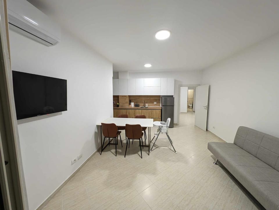 TV and multimedia, Kitchen or kitchenette, Living room, Seating area, Dining area, air conditioner