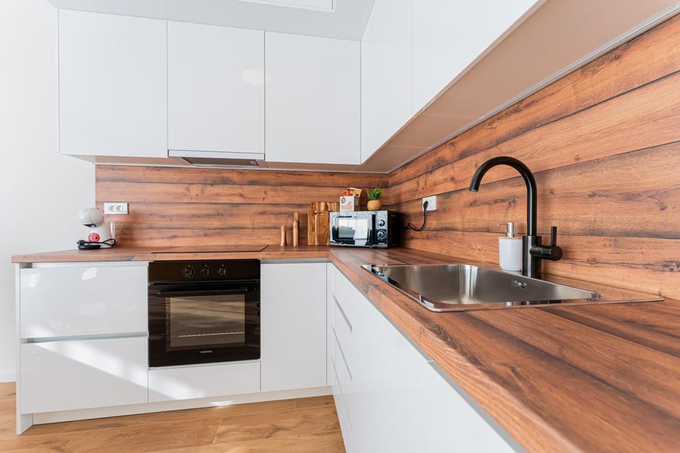 Coffee/tea facilities, Kitchen or kitchenette, dishwasher, oven, stove, toaster
